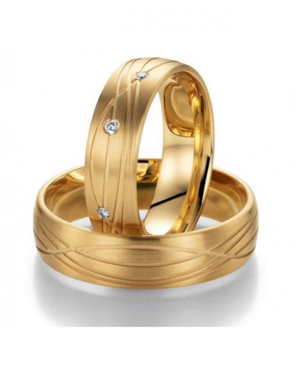 twee gouden trouwringen met diamanten