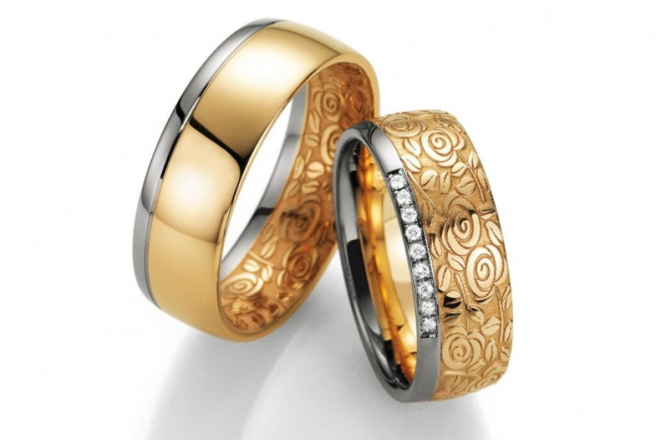 twee trouwringen met goud en zilver inleg