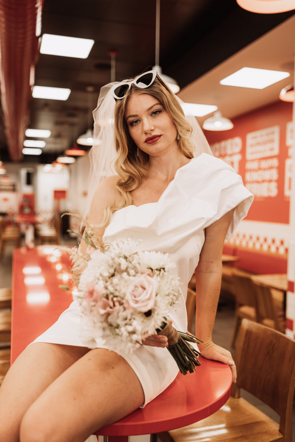 Braut Make-up mit roten Lippen