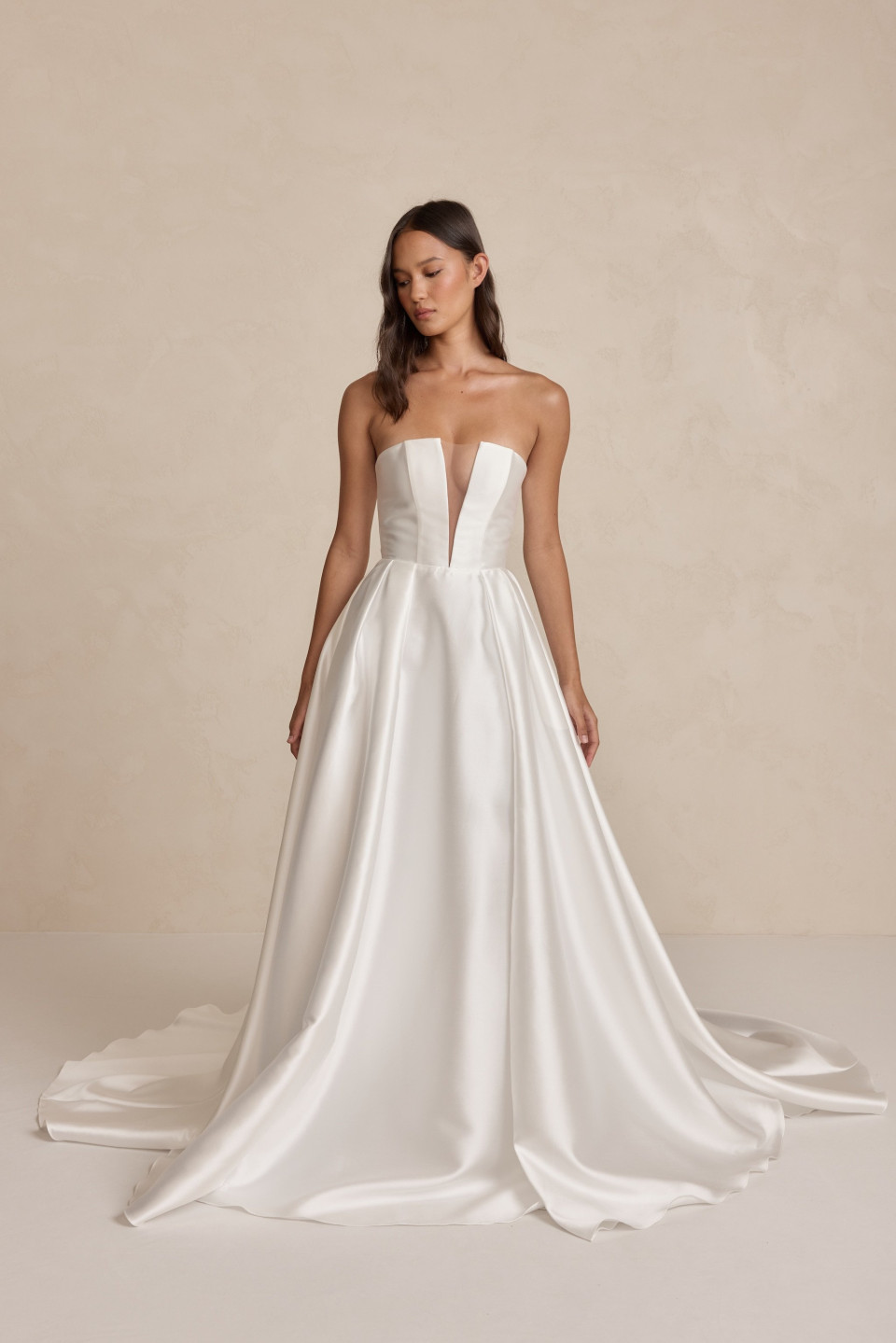 de achterkant van deze strapless trouwjurk met een diepe v-hals