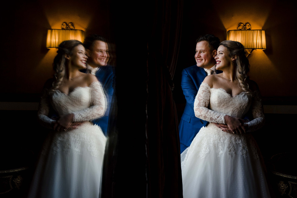 bruid en bruidegom in spiegel op bruiloftsfeest