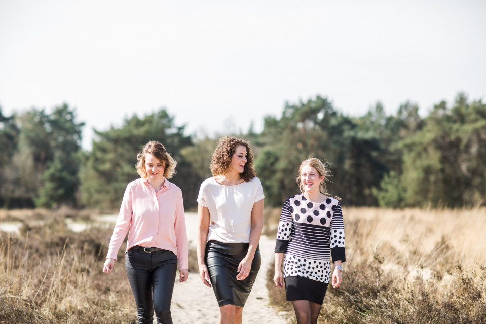 drie vrouwen lopen op een zandpad