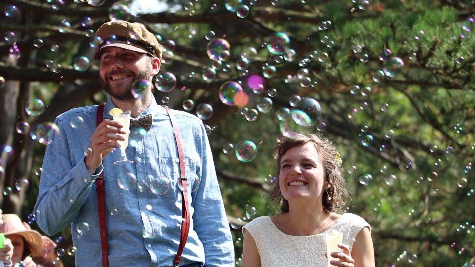 een man en vrouw blazen bellen in de lucht