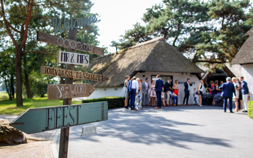 een bruiloftsreceptie in een rietgedekte huisje
