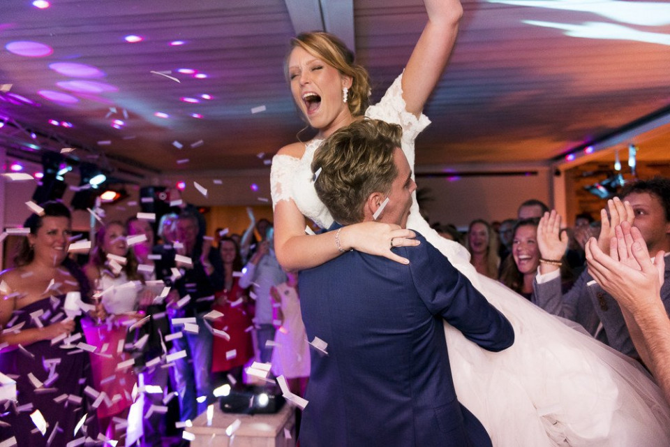 een bruid en bruidegom die op de dansvloer dansen