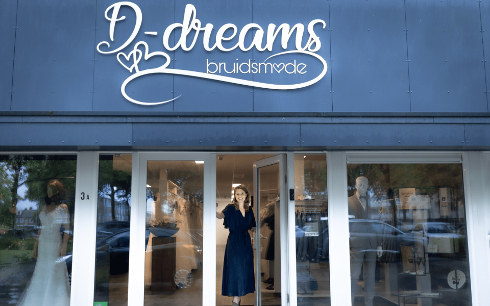 Trouwjurk passen bij D-Dreams Bruidsmode