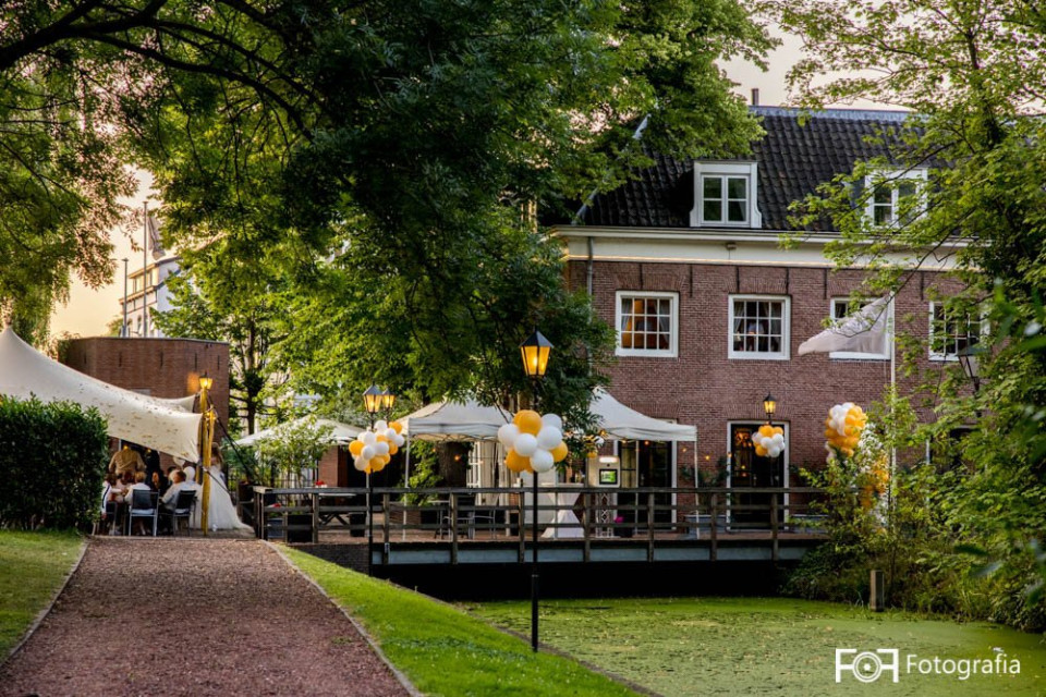 een bruiloftsfeest is opgezet voor een huis