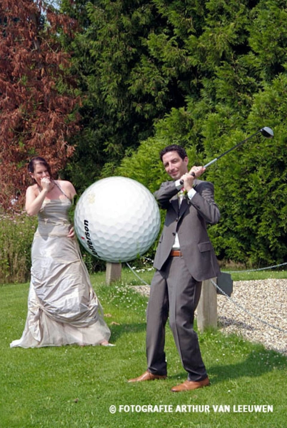 een man en vrouw in trouwkledij die een golfbal vasthouden