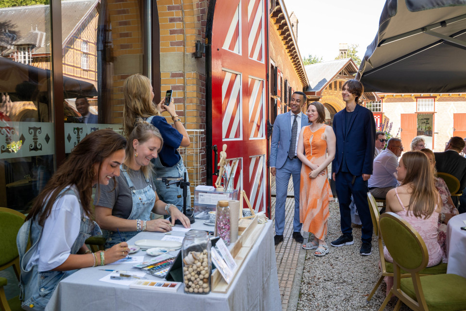 Entertainment van a Girl in the Field impressie 4