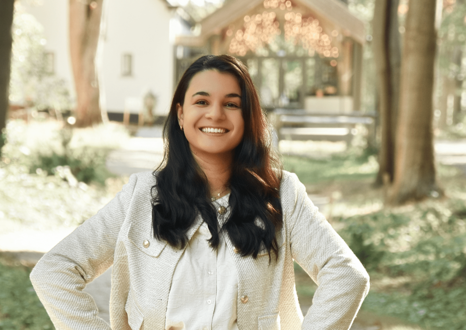 een afbeelding van een vrouw die in het bos staat