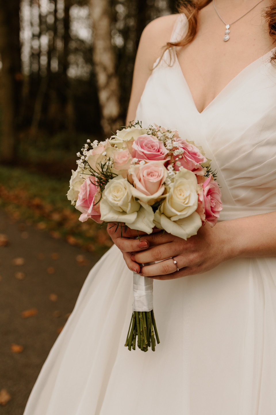 een bruid met een boeket van roze en witte rozen