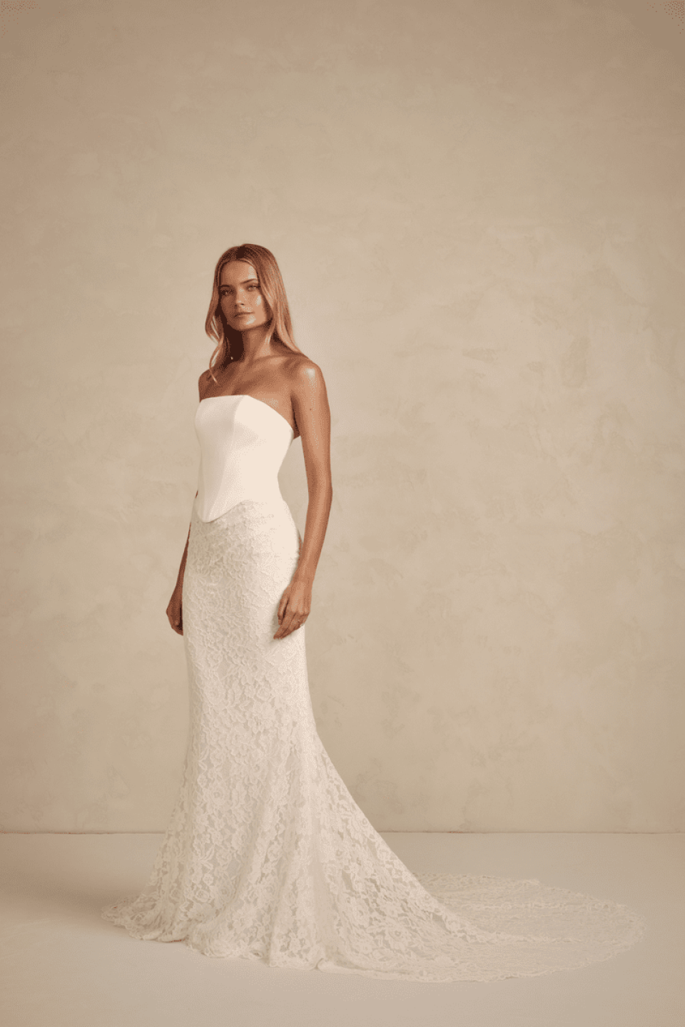 de achterkant van deze strapless kanten trouwjurk van bhl bridal