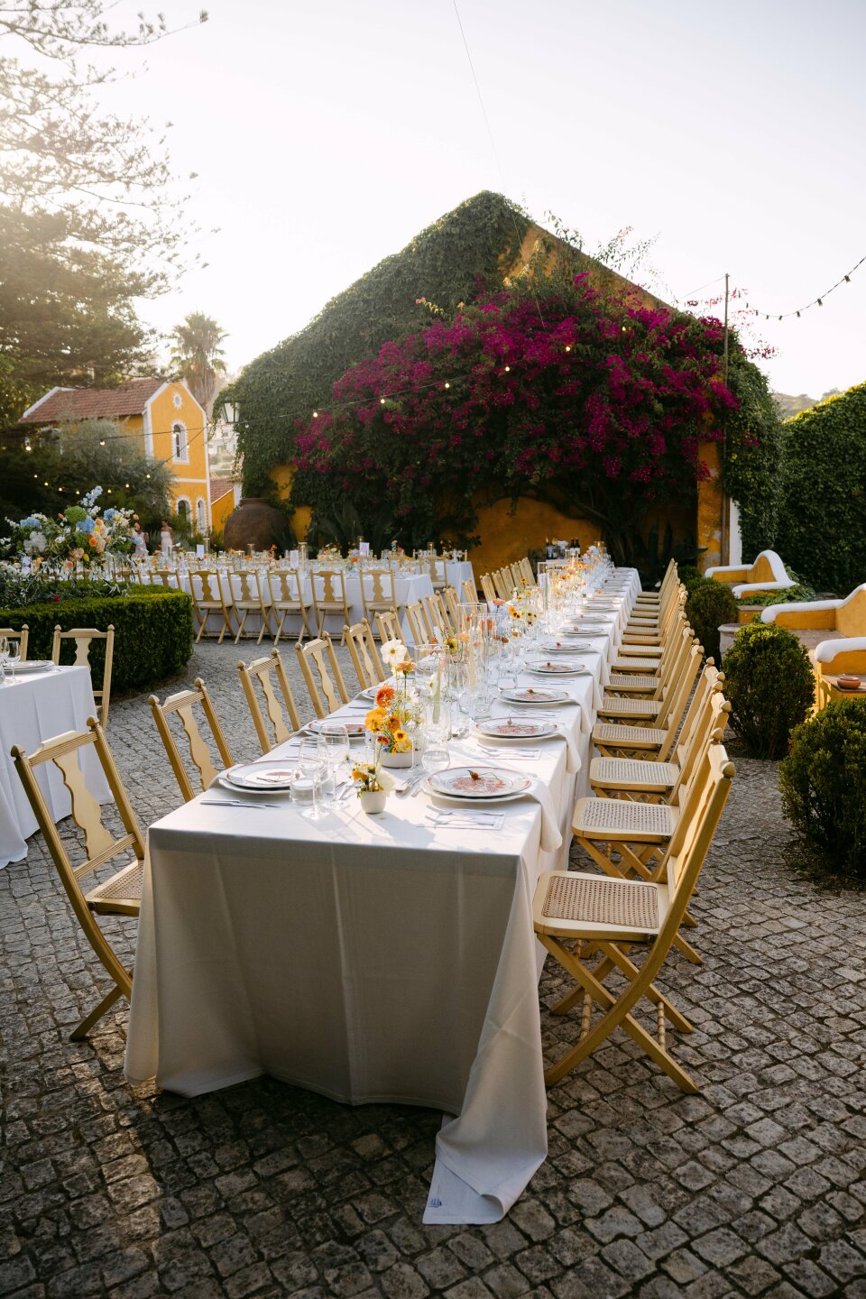 White table met kleine kleurrijke details