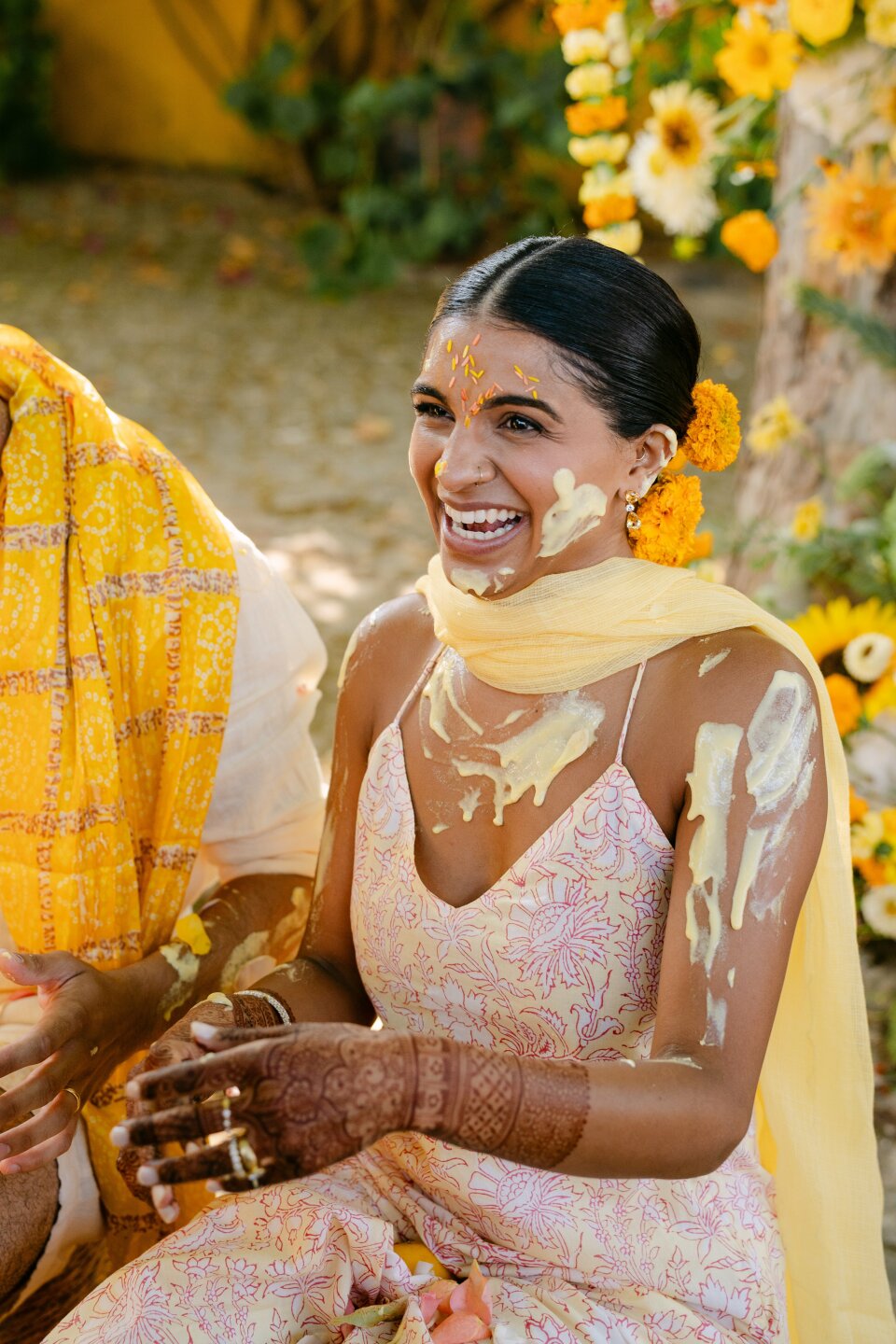 een man en een vrouw die naast elkaar zitten
