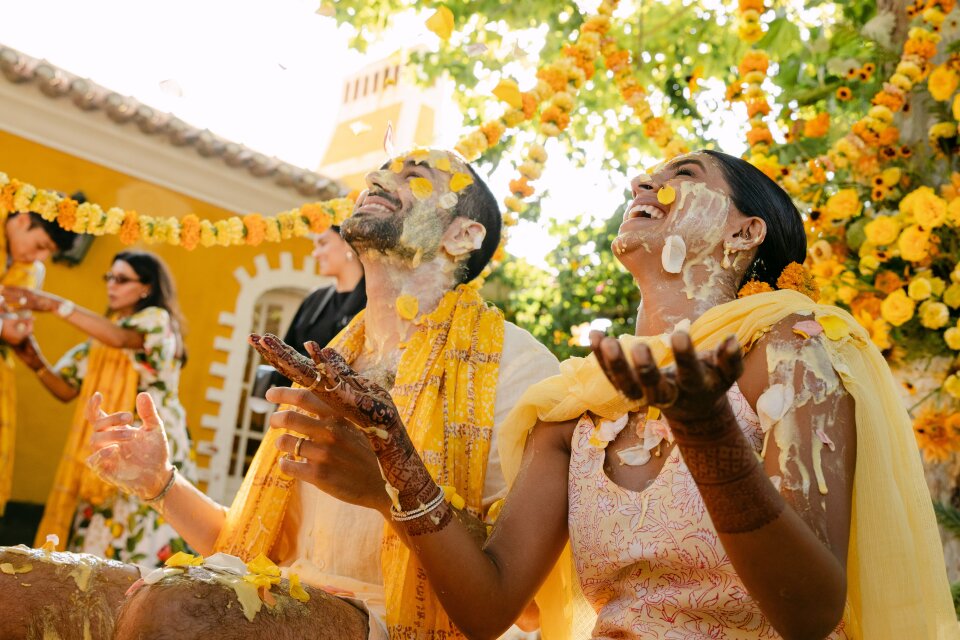 een paar mensen met gezichtsschilderingen op hun gezichten