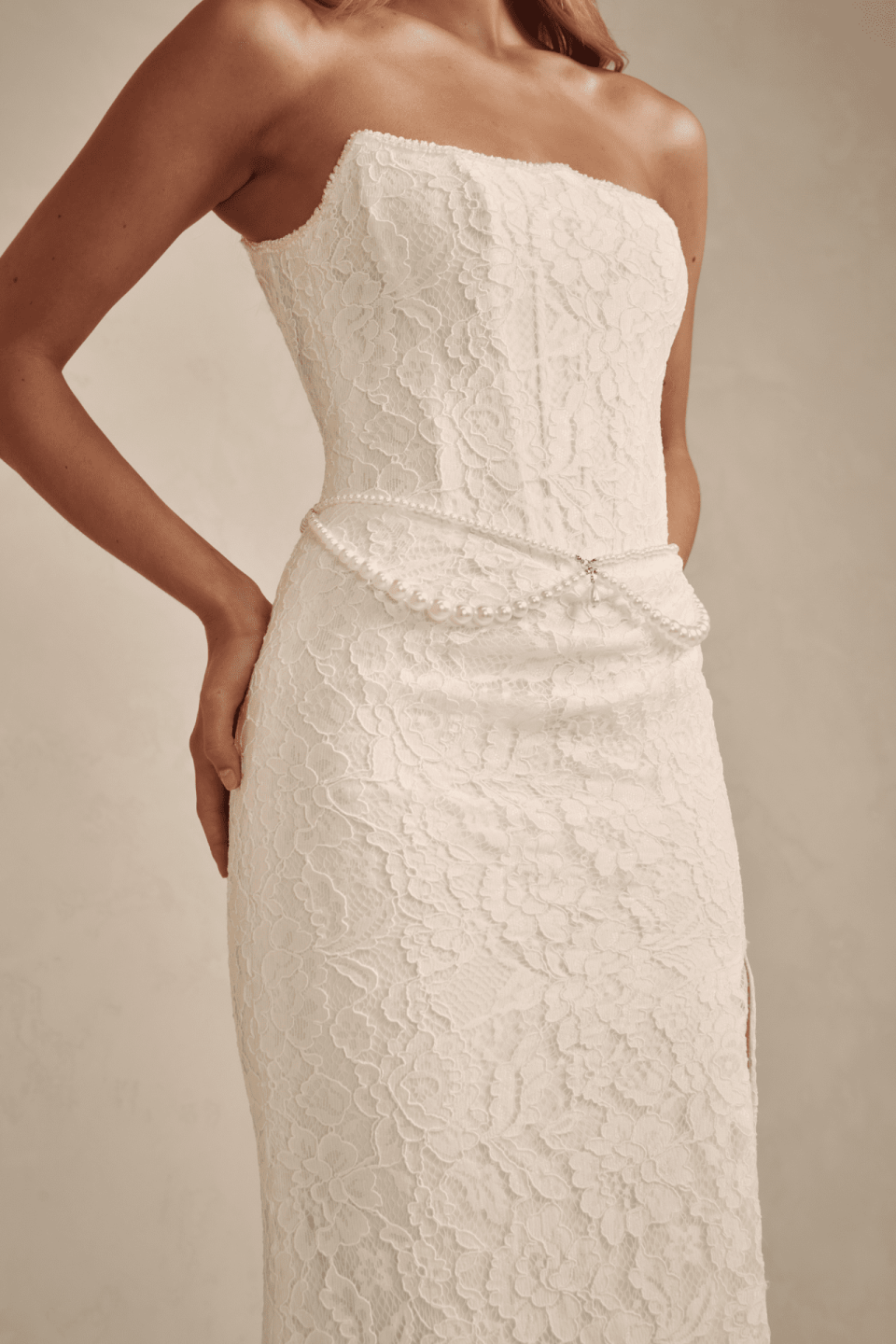 de achterkant van een vrouw in een strapless trouwjurk