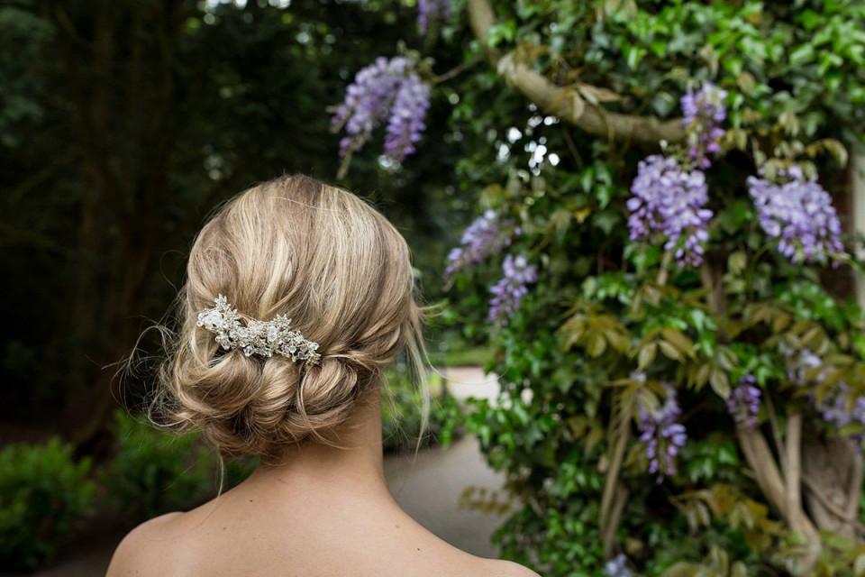 Bruidskapsel door Bruidsstyliste Linda Zandee - Visagie &amp; Hairstyling impressie 