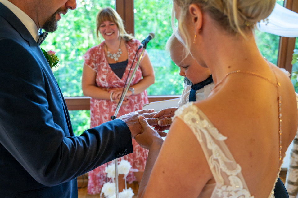 Trouwambtenaar Internationale Hochzeitsrednerin & Sängerin Anne Live! impressie 3