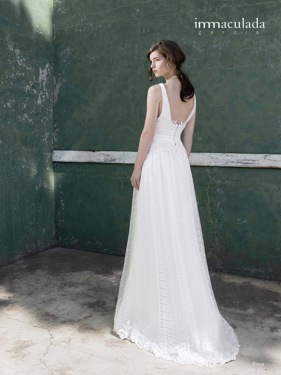 het achteraanzicht van een vrouw in een witte trouwjurk