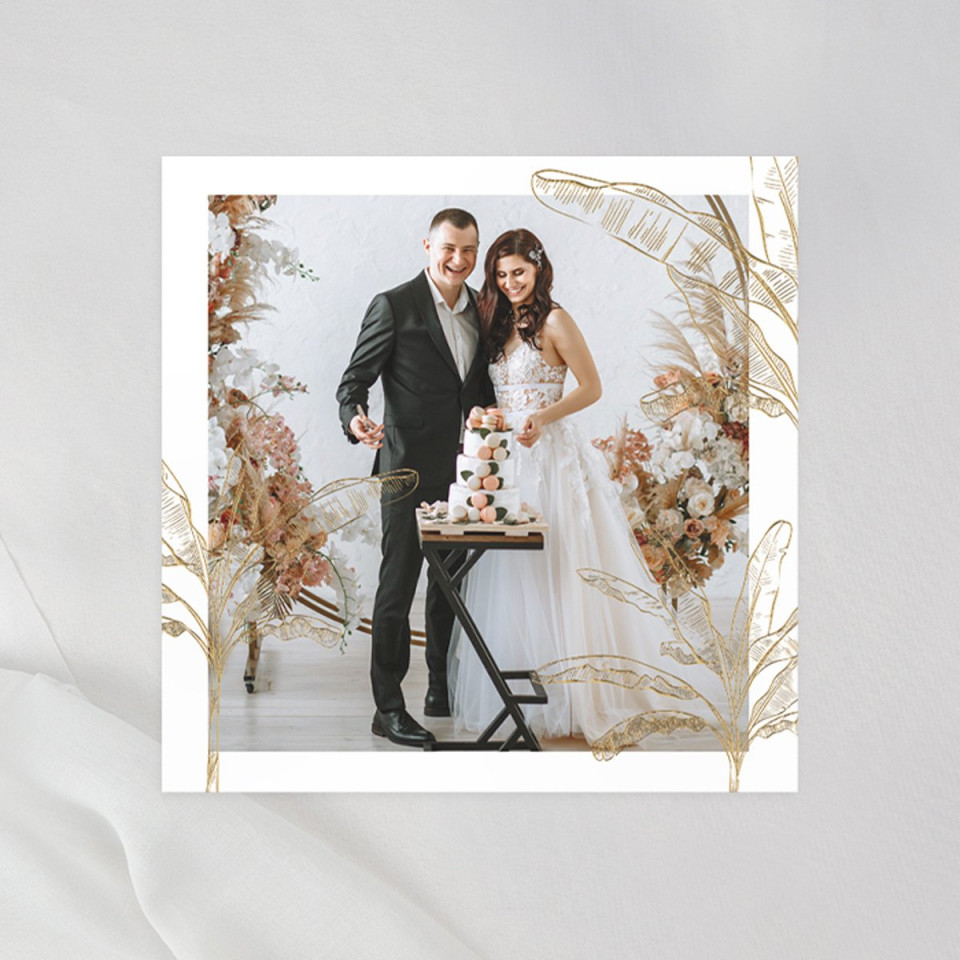 een trouwfoto met gouden folie en bloemen