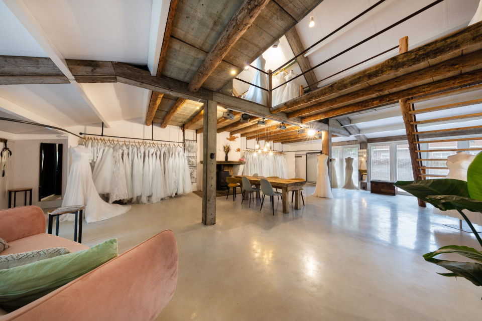 Trouwjurk passen bij Bruidsboutique Sjiek