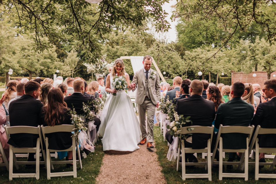 trouwceremonie in de tuin van de grote hal