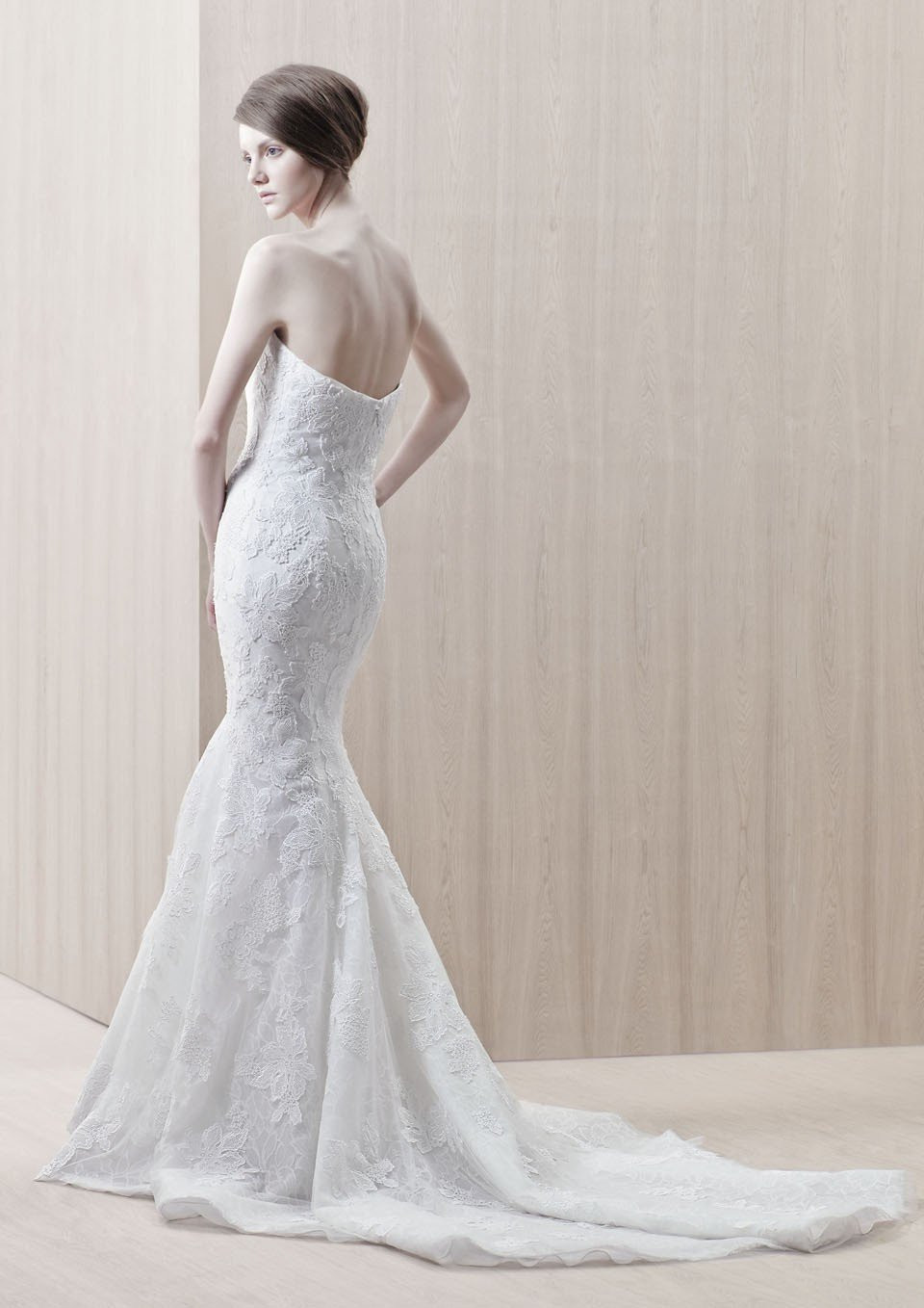de achterkant van een vrouw in een strapless bruidsjurk
