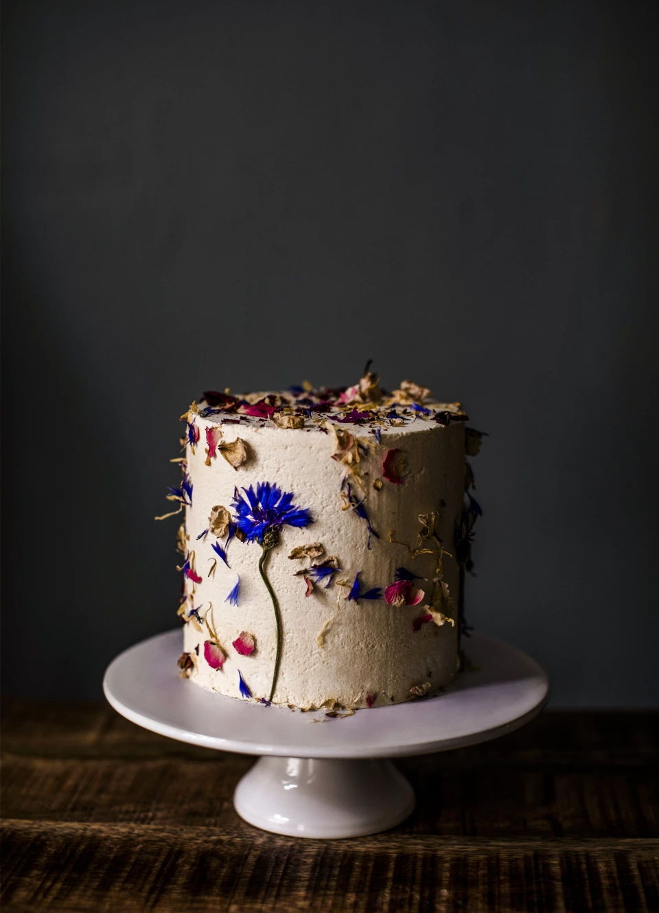 Hochzeitstorte mit Blumen | Von zauberhafter Deko auf deiner Hochzeitstorte bis hin zu essbaren Blüten