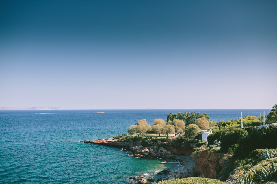 het uitzicht op zee vanaf de top van een heuvel op het platteland