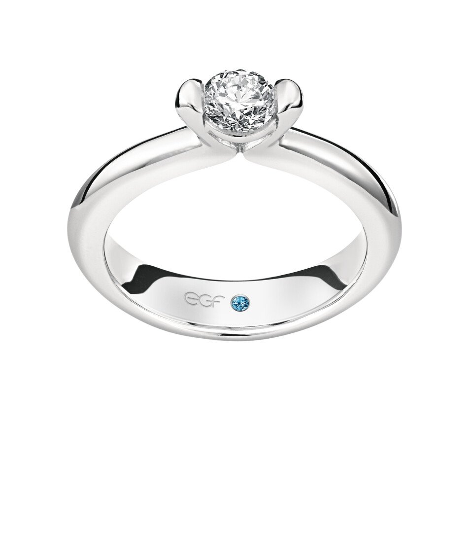 een diamanten verlovingsring met een enkele steen