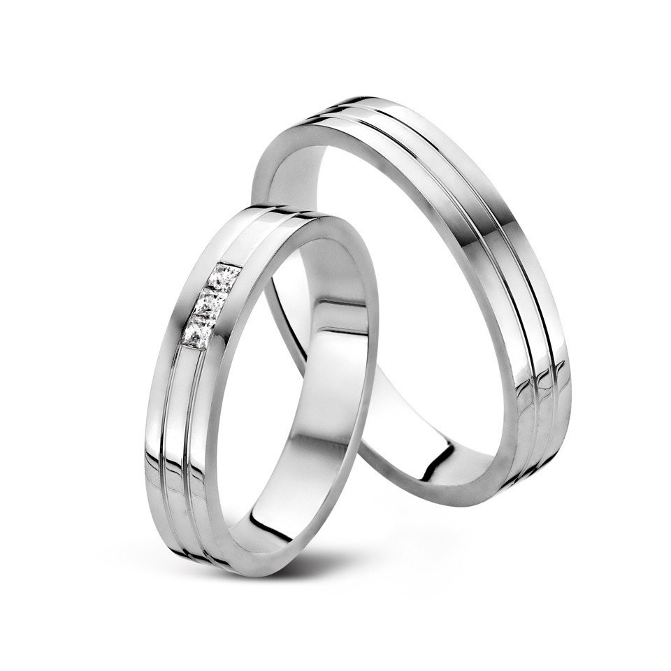 twee trouwringen met diamanten in witgoud