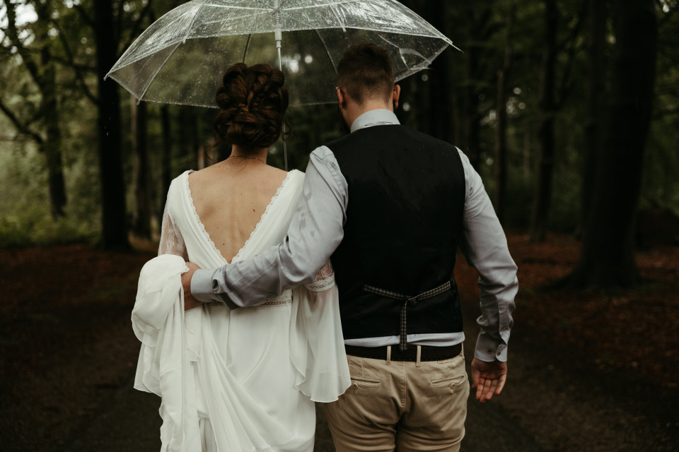 bruidspaar in de regen
