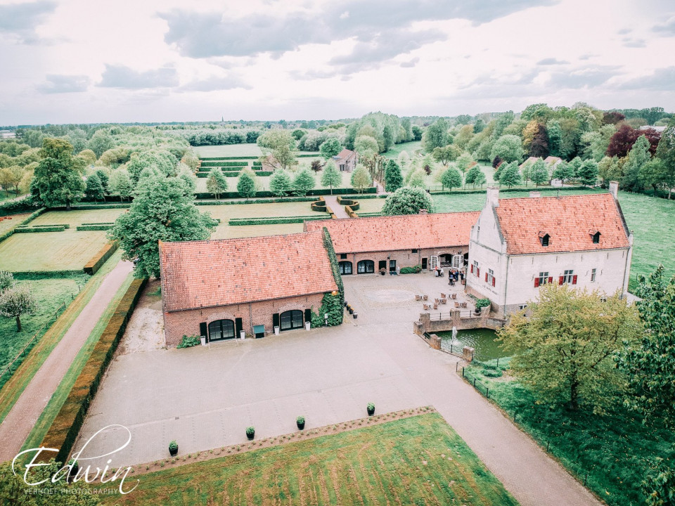 een luchtfoto van een groot huis op het platteland