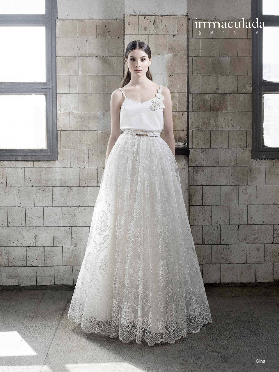 een vrouw in een trouwjurk die in een lege kamer staat