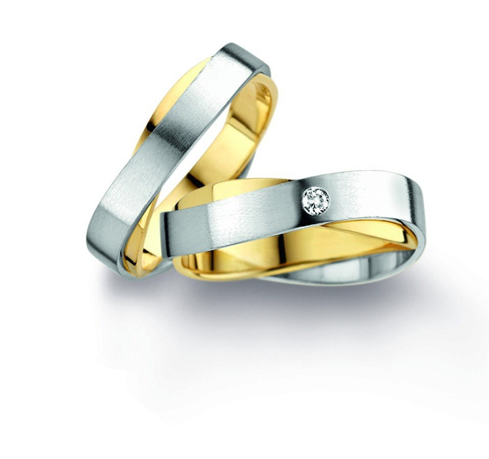 twee trouwringen in geel en witgoud