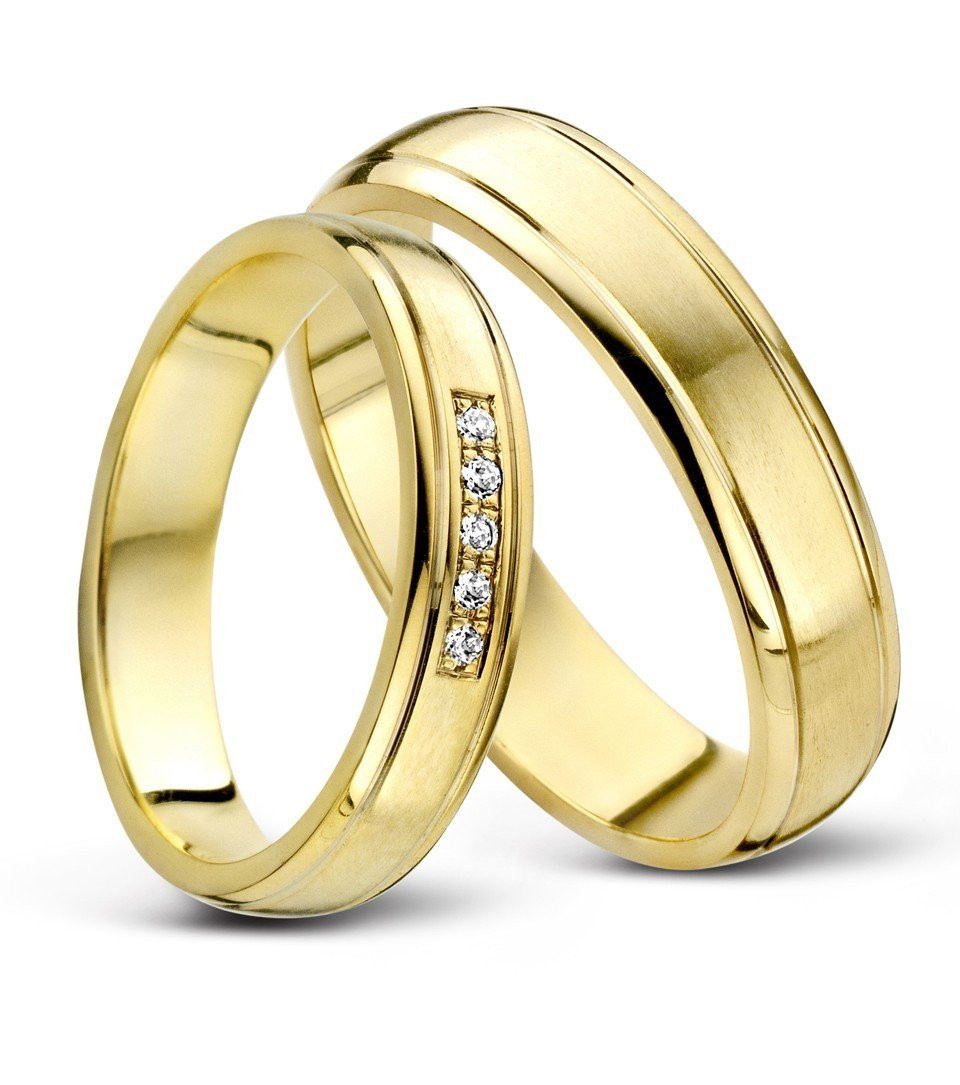 twee geelgouden trouwringen met diamanten