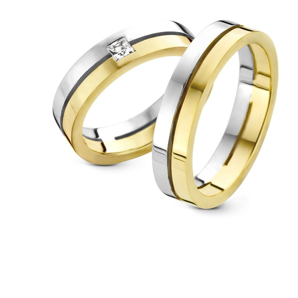twee trouwringen in geel en witgoud