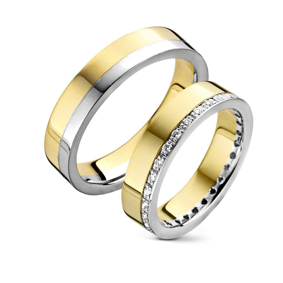 twee trouwringen in geelgoud en witgoud