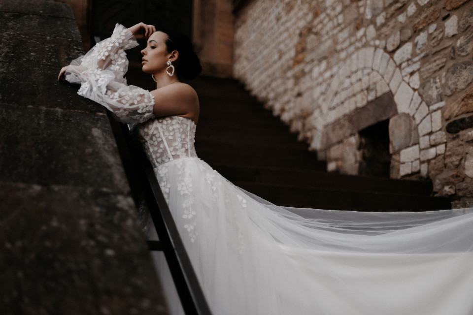 Trouwjurk van LÉNAIA Bridal - Online Braut Boutique impressie 2