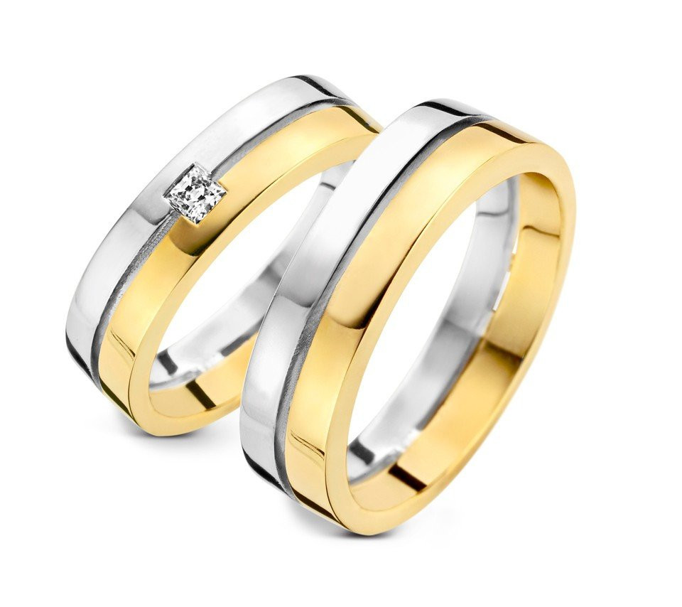 twee trouwringen in geel en witgoud