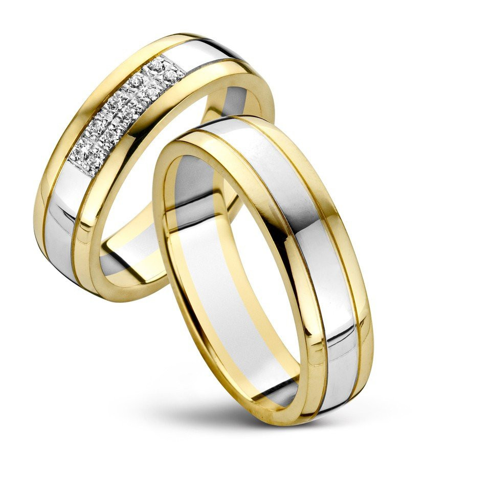 twee trouwringen met diamanten in geelgoud