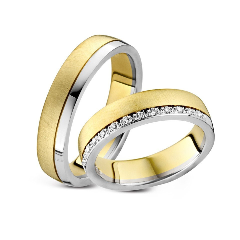 twee trouwringen met geelgoud en witte diamanten