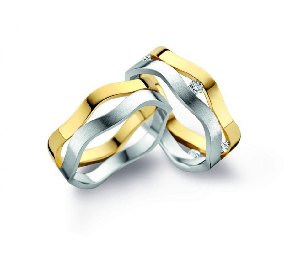 twee trouwringen met geel en witgoud