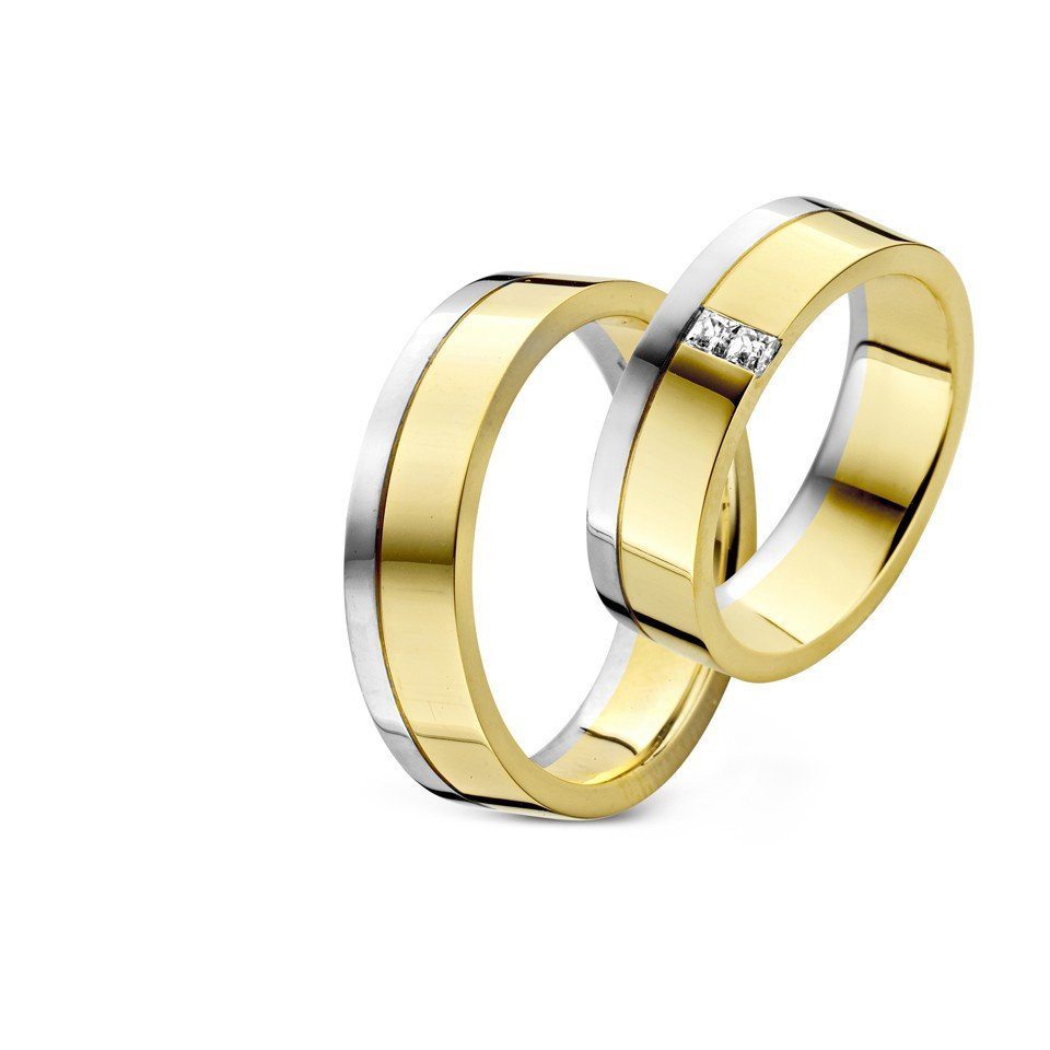 twee trouwringen in geel goud met diamanten