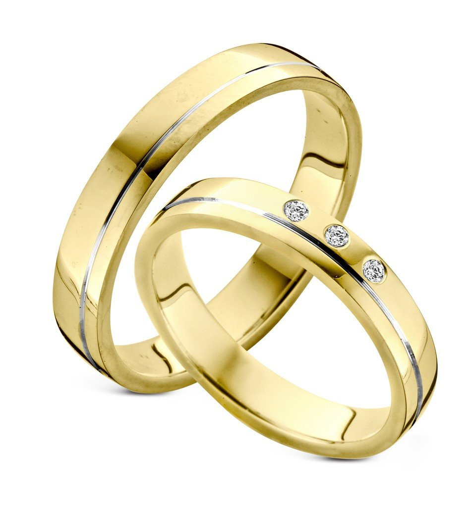 twee geelgouden trouwringen met diamanten