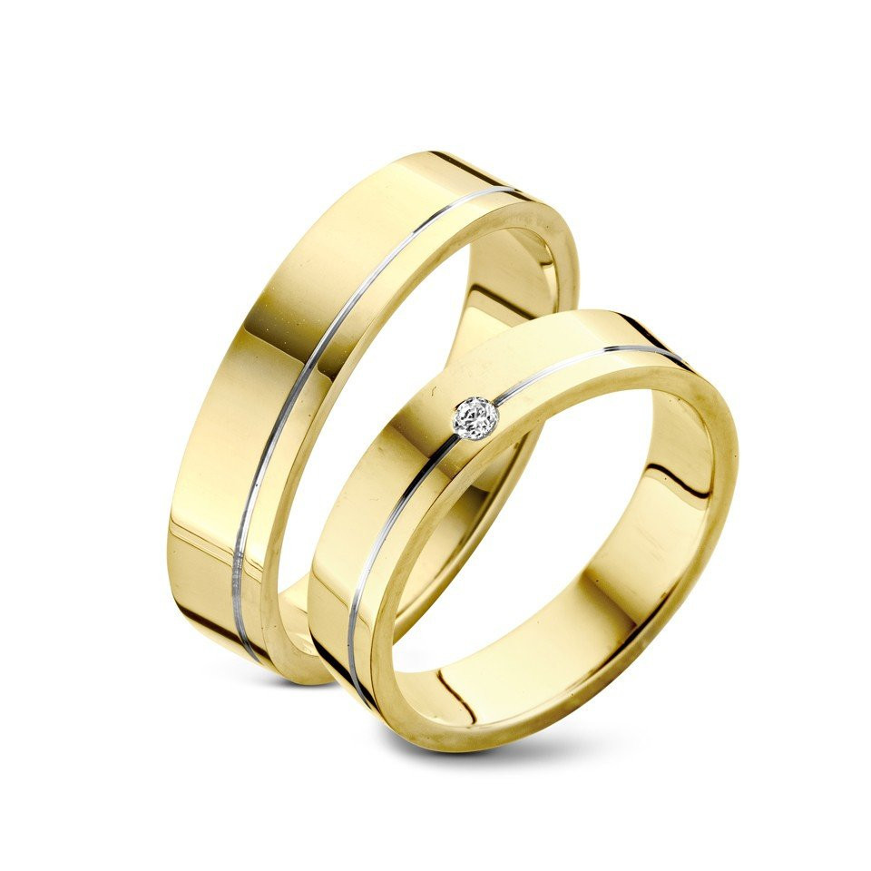 twee gele gouden trouwringen met diamanten