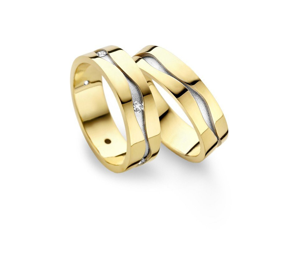 twee trouwringen in geelgoud met diamanten
