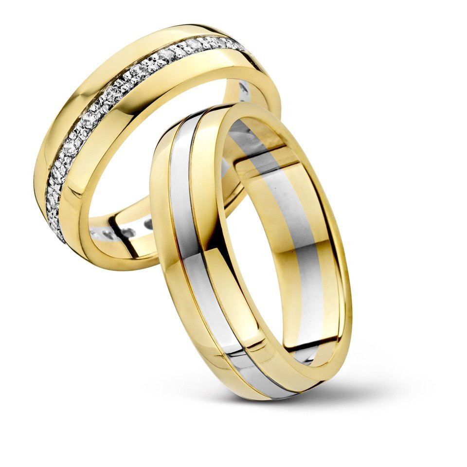 twee trouwringen in geelgoud met diamanten
