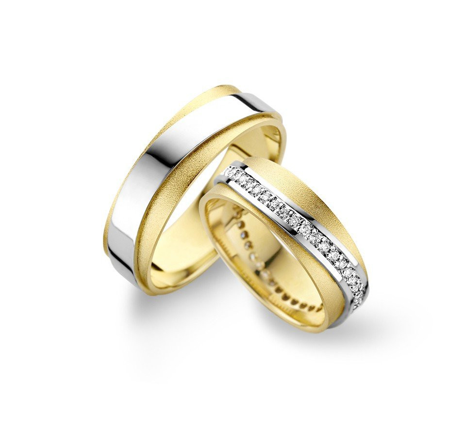 twee trouwringen in geelgoud met diamanten