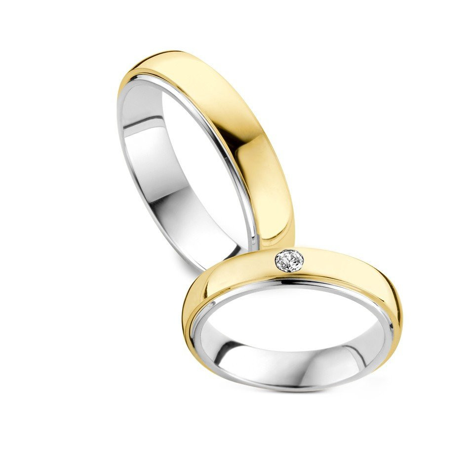 twee trouwringen in geel en wit goud